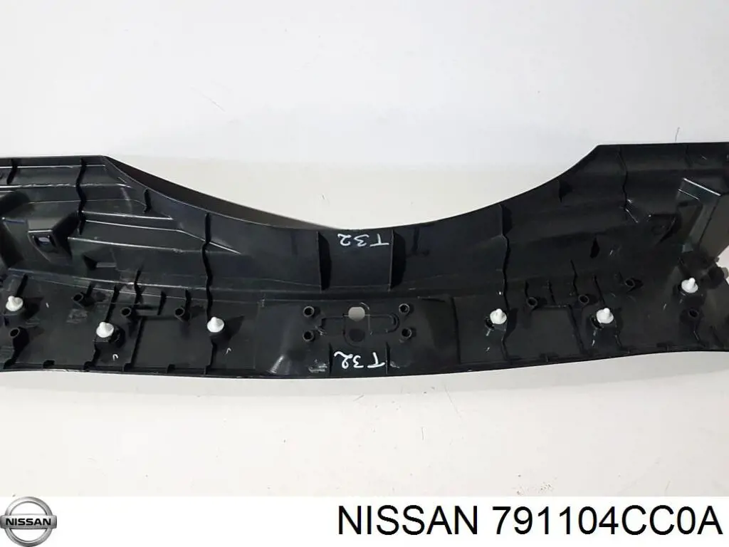 791104CC0A Nissan/Infiniti Панель багажного отсека