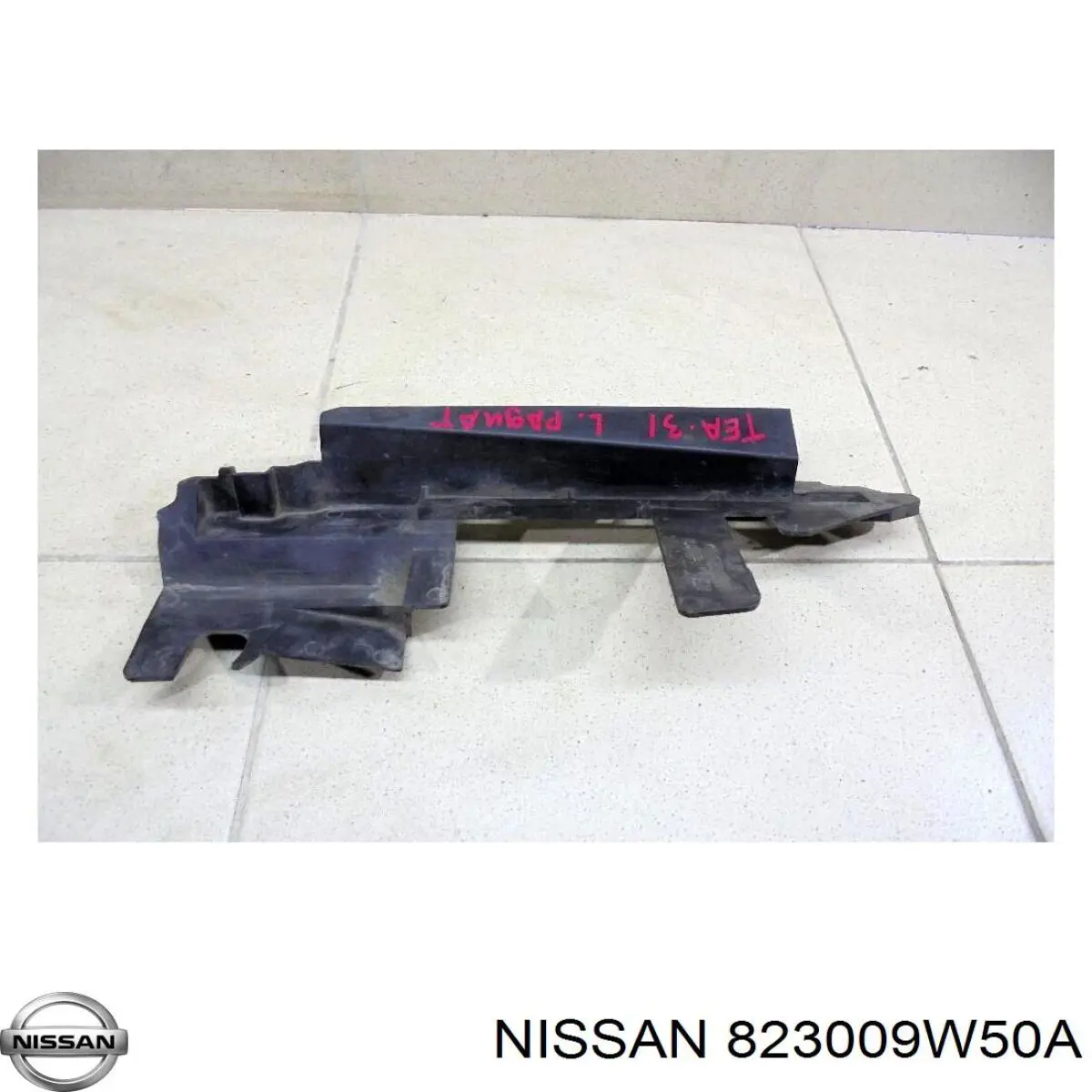 Стекло двери задней правой 823009W50A Nissan/Infiniti
