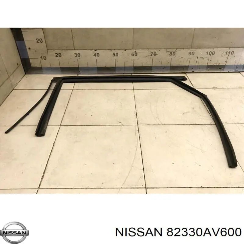 82330AV600 Nissan guia de vidro de quadro da porta traseira direita