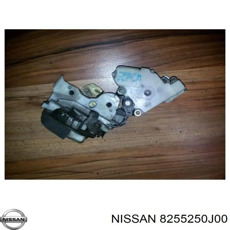 Мотор-привод открытия/закрытия замка двери задней правой на Nissan Terrano II 