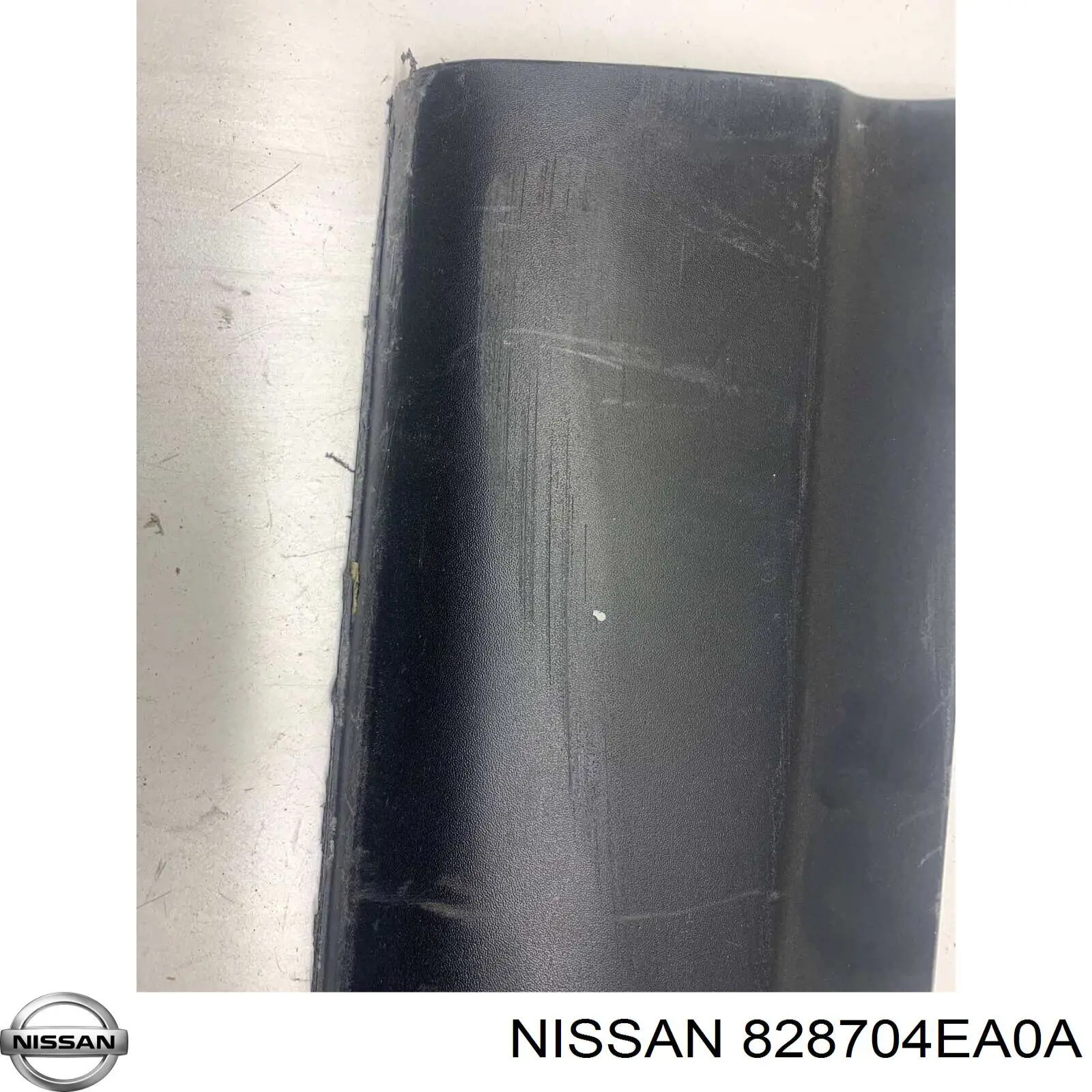 Молдинг двери задней правой 828704EA0A Nissan/Infiniti