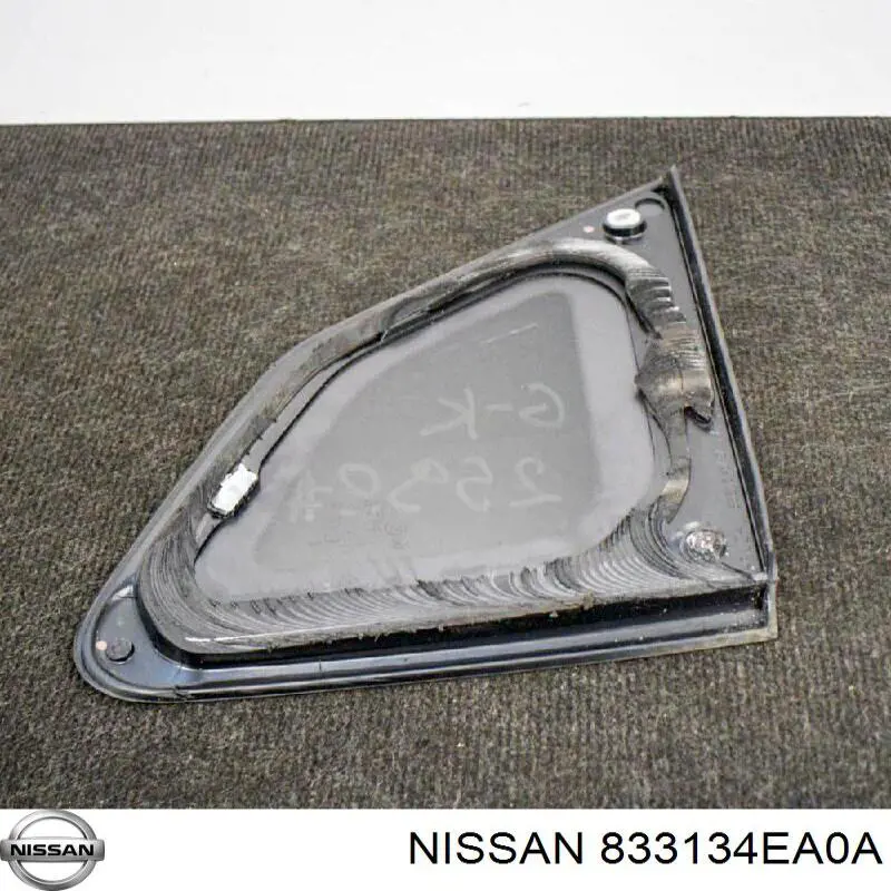 Стекло кузова (багажного отсека) левое 833134EA0A Nissan/Infiniti