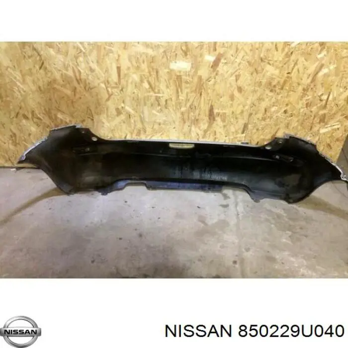 Задний бампер 850229U040 Nissan/Infiniti