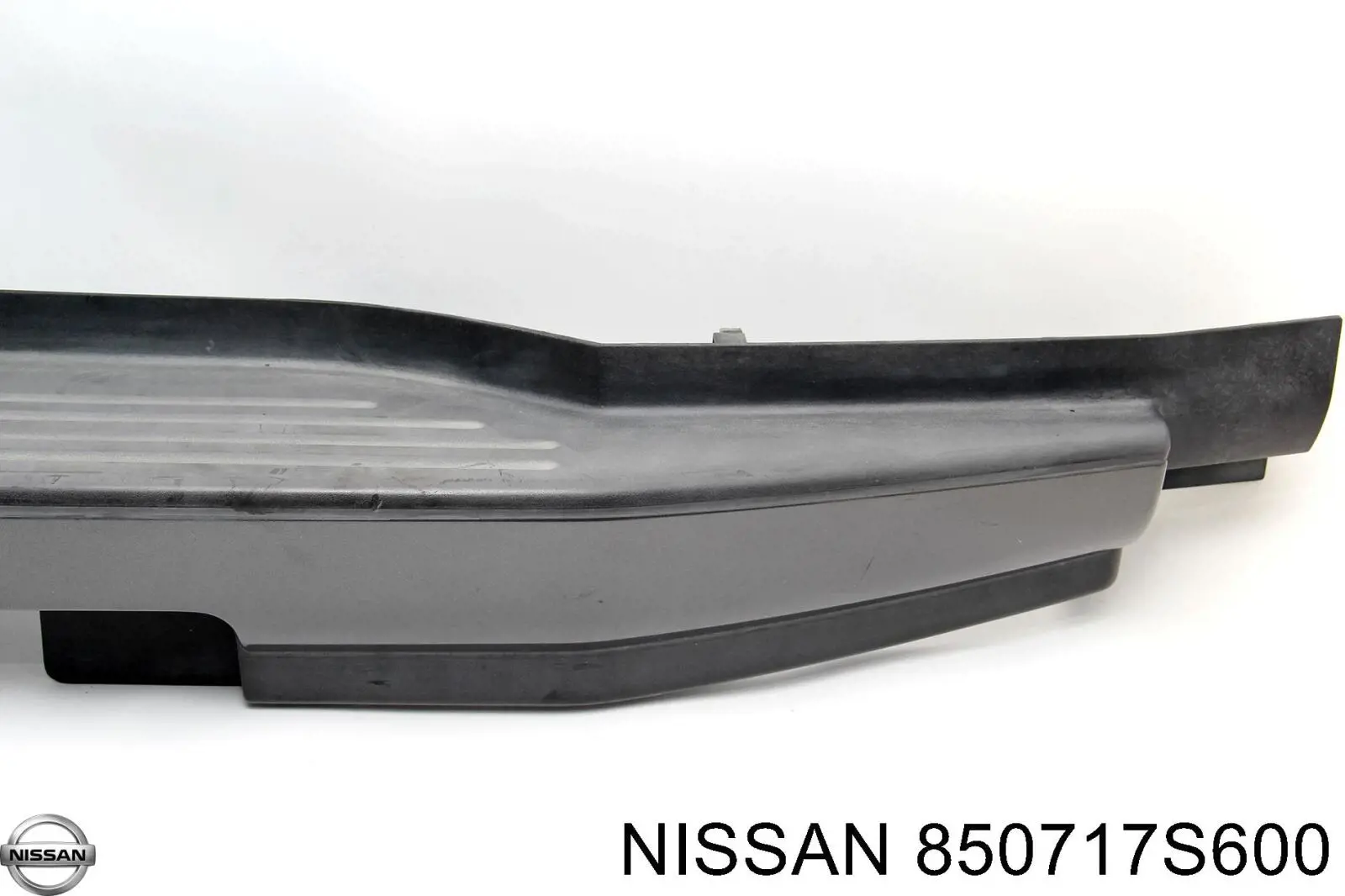Купить 85071ZV50A Nissan/Infiniti Накладка бампера заднего верхняя защитная (ступень-подножка)