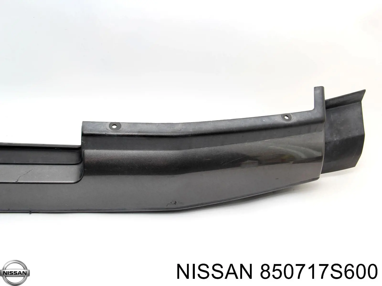 Накладка бампера заднего верхняя защитная (ступень-подножка) 85071ZV50A Nissan/Infiniti