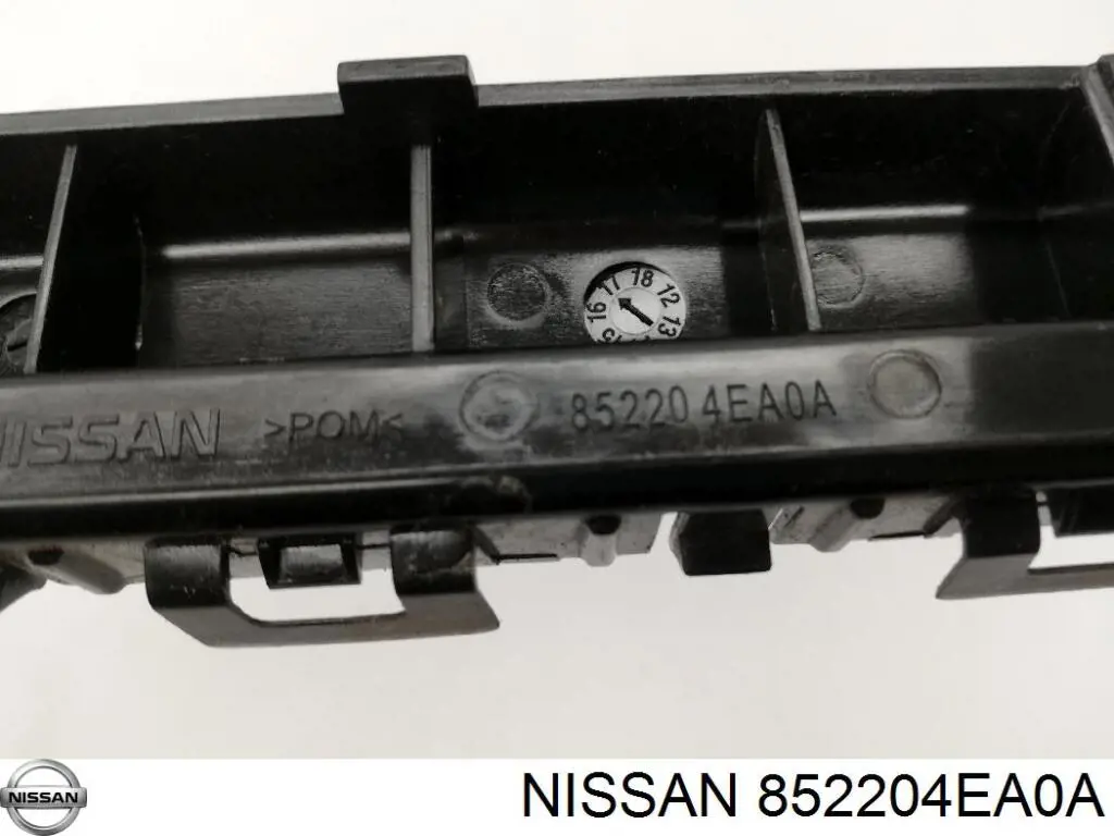 852204EA0A Nissan consola do pára-choque dianteiro direito