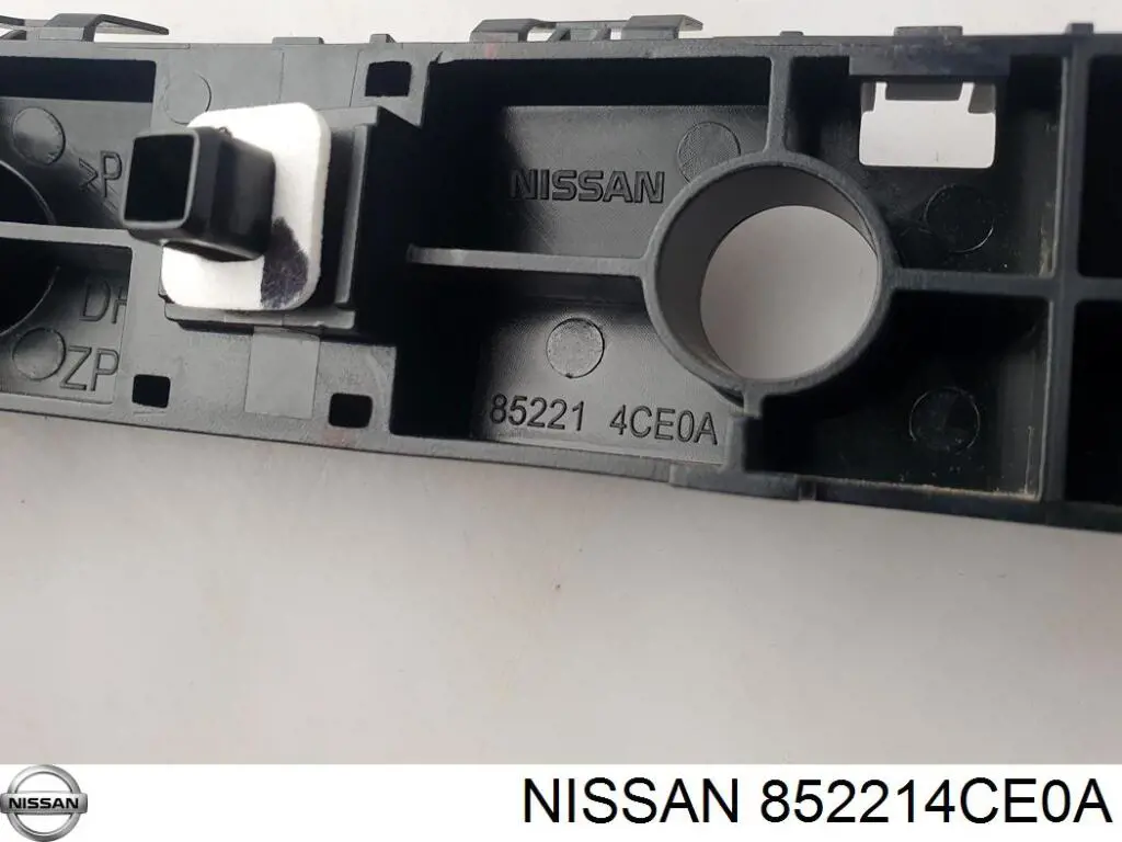 Левый кронштейн заднего бампера Nissan/Infiniti 852214CE0A
