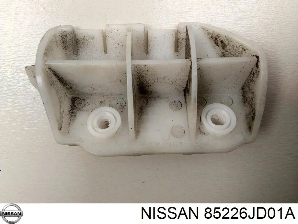 Кронштейн бампера заднего правый на Nissan Qashqai I 