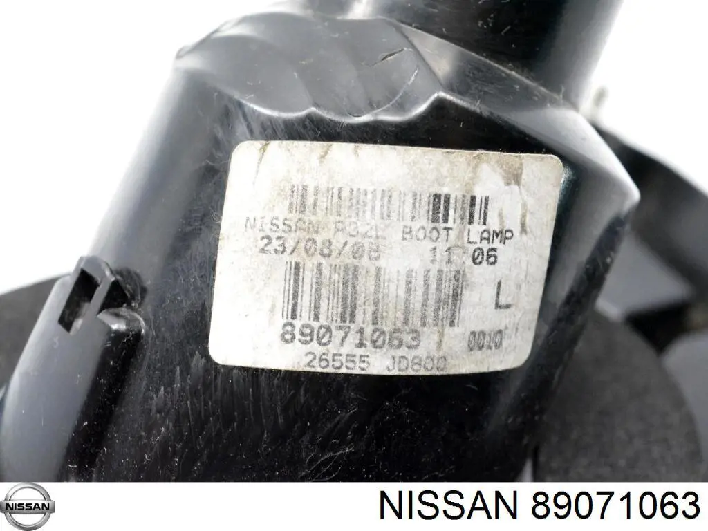 Фонарь задний левый внутренний 89071063 Nissan/Infiniti