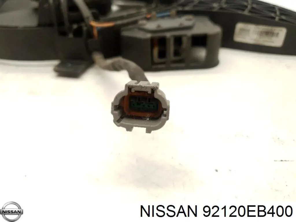 Диффузор радиатора кондиционера, в сборе с крыльчаткой и мотором на Nissan Navara D40M