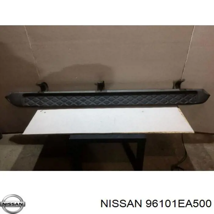 Подножка левая на Nissan Pathfinder R51M