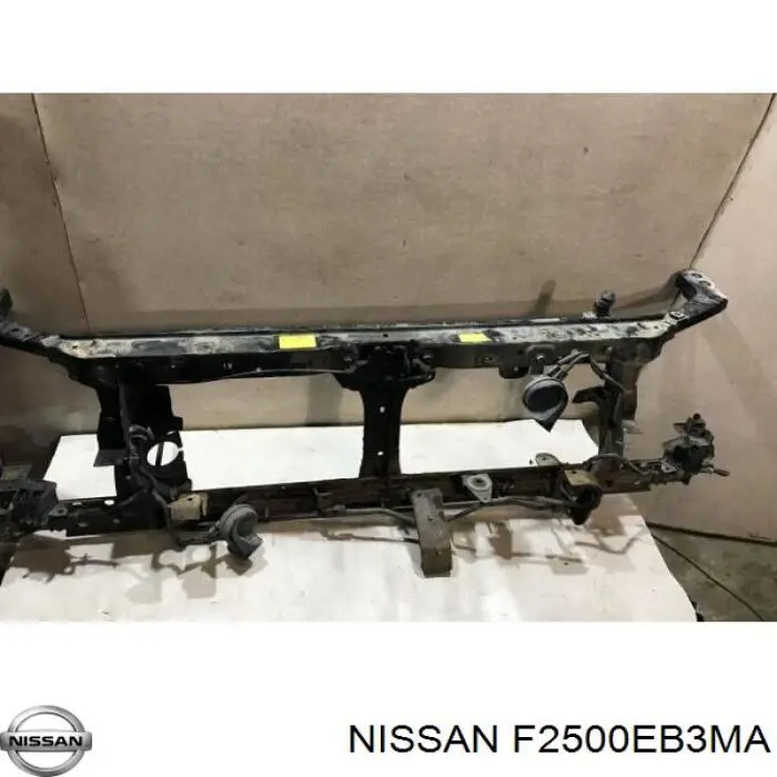 F2500EB3MA Nissan suporte do radiador montado (painel de montagem de fixação das luzes)