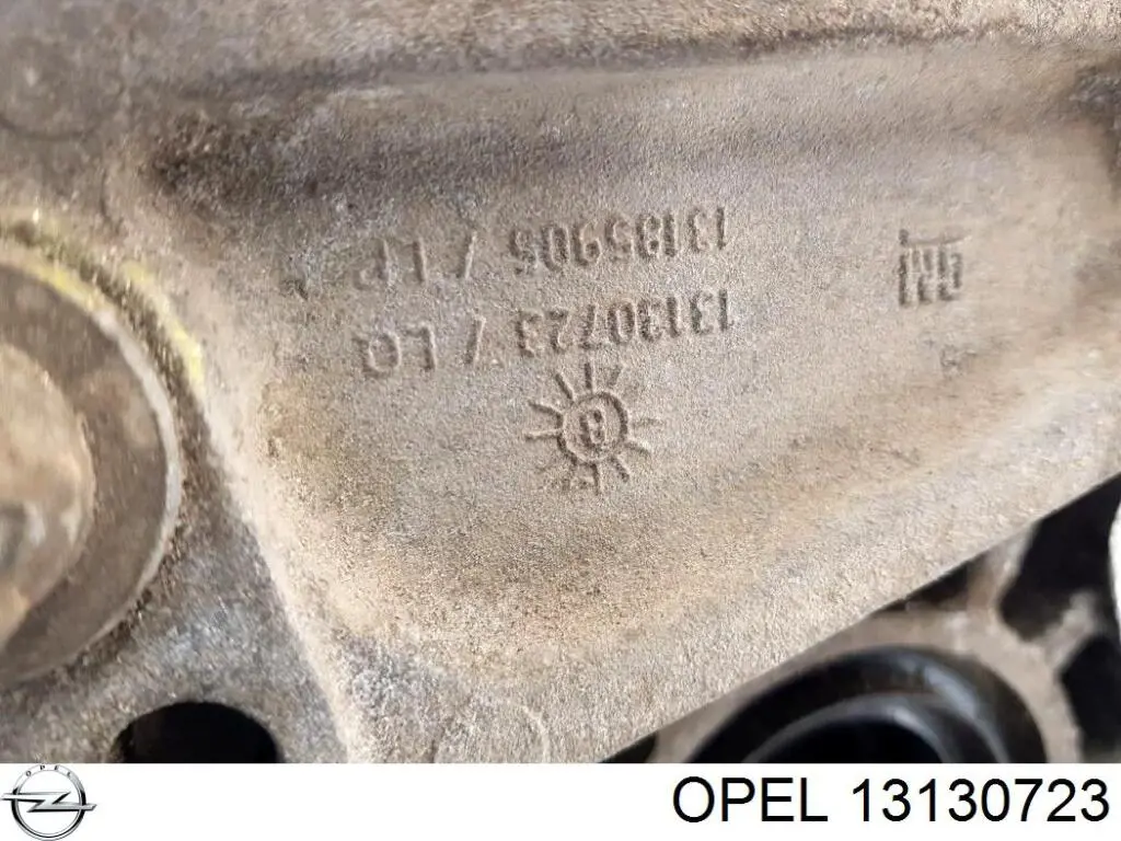 Кронштейн подушки (опоры) двигателя задней 13130723 Opel