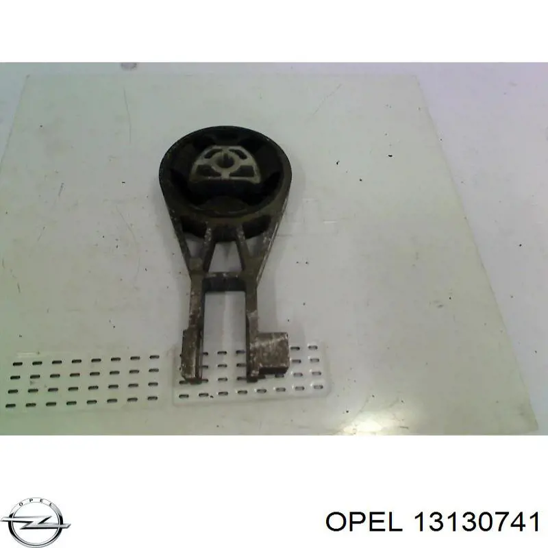 Правая подушка двигателя 13130741 Opel