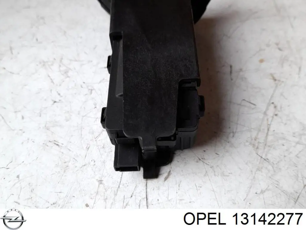 13142277 General Motors захват лючка бензобака / opel astra-h,zafira-b