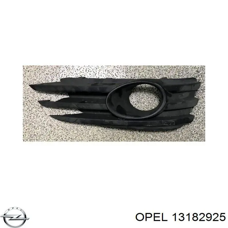13182925 Opel tampão (grelha das luzes de nevoeiro do pára-choque dianteiro direito)