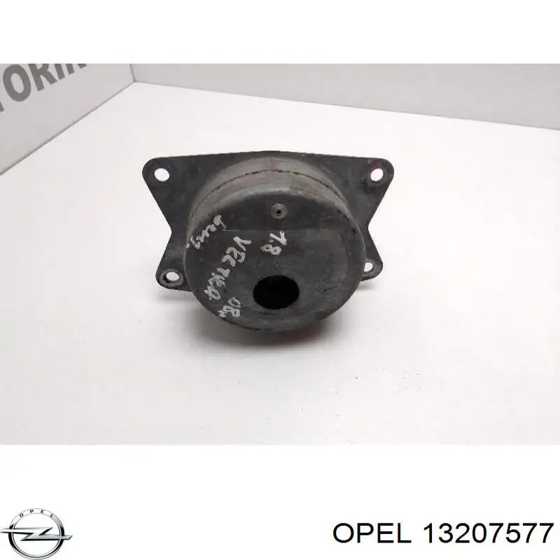 Левая подушка двигателя 13207577 Opel