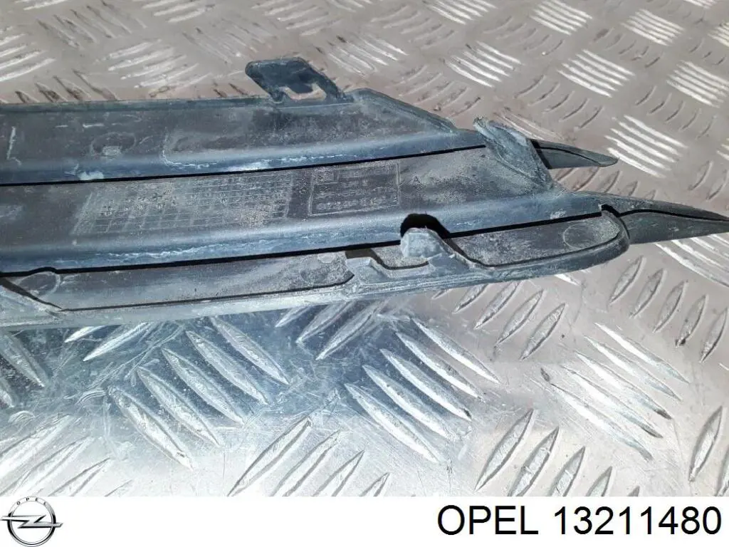 Решетка противотуманных фар левая Opel 6400630