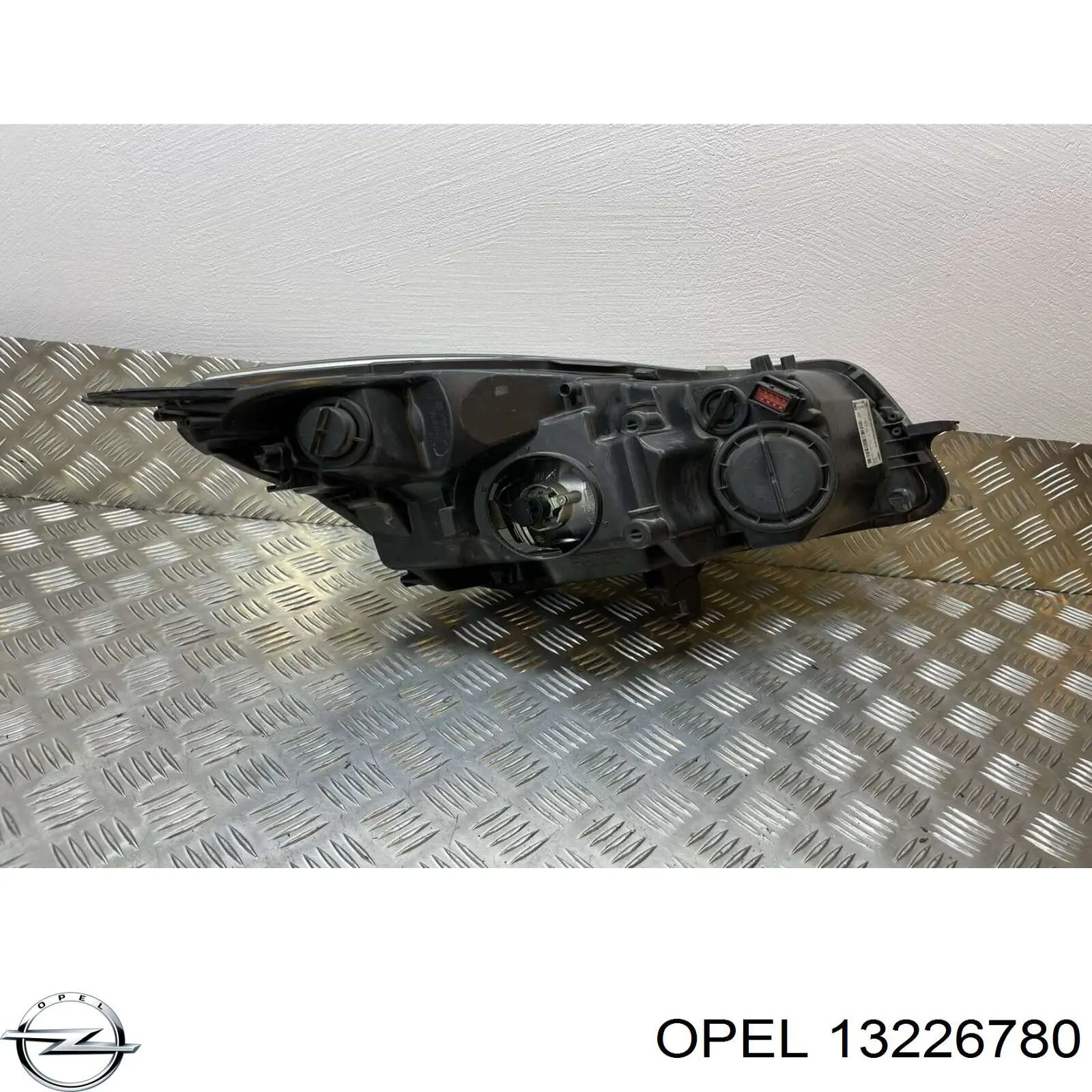 Левая фара 13226780 Opel