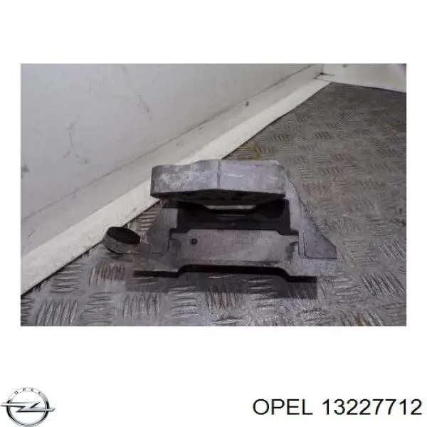 Правая подушка двигателя 13227712 Opel