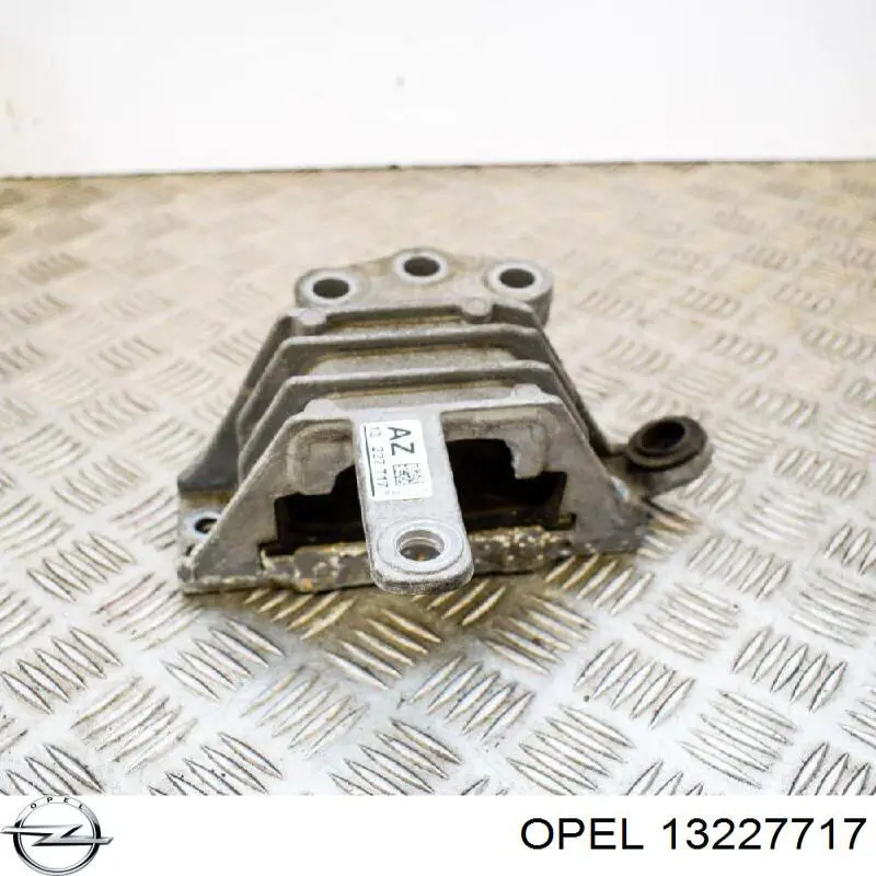 Правая подушка двигателя 13227717 Opel
