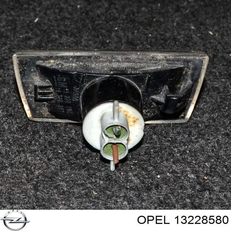 Поворотник левый 13228580 General Motors