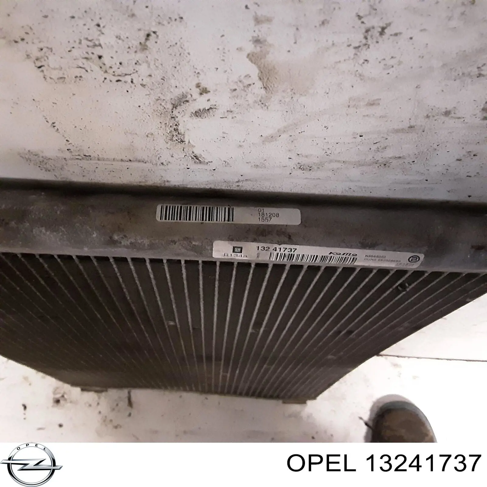 Радиатор кондиционера 13241737 Opel