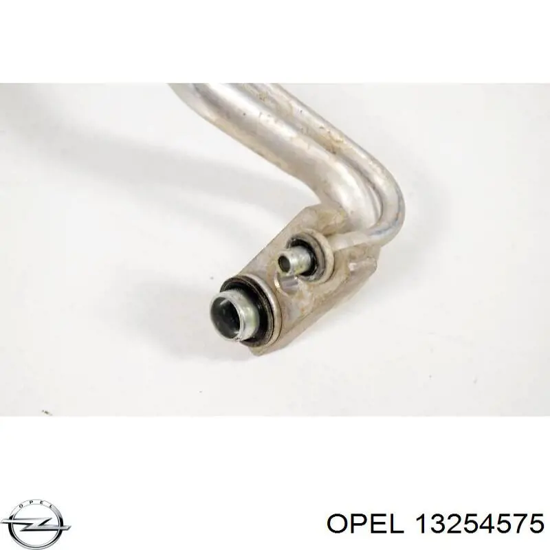 Шланг кондиционера, от компрессора к радиатору 13254575 Opel