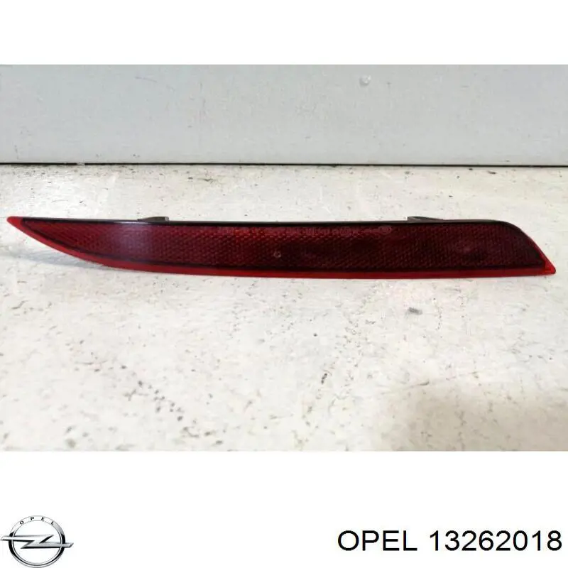 Правый катафот заднего бампера 13262018 Opel