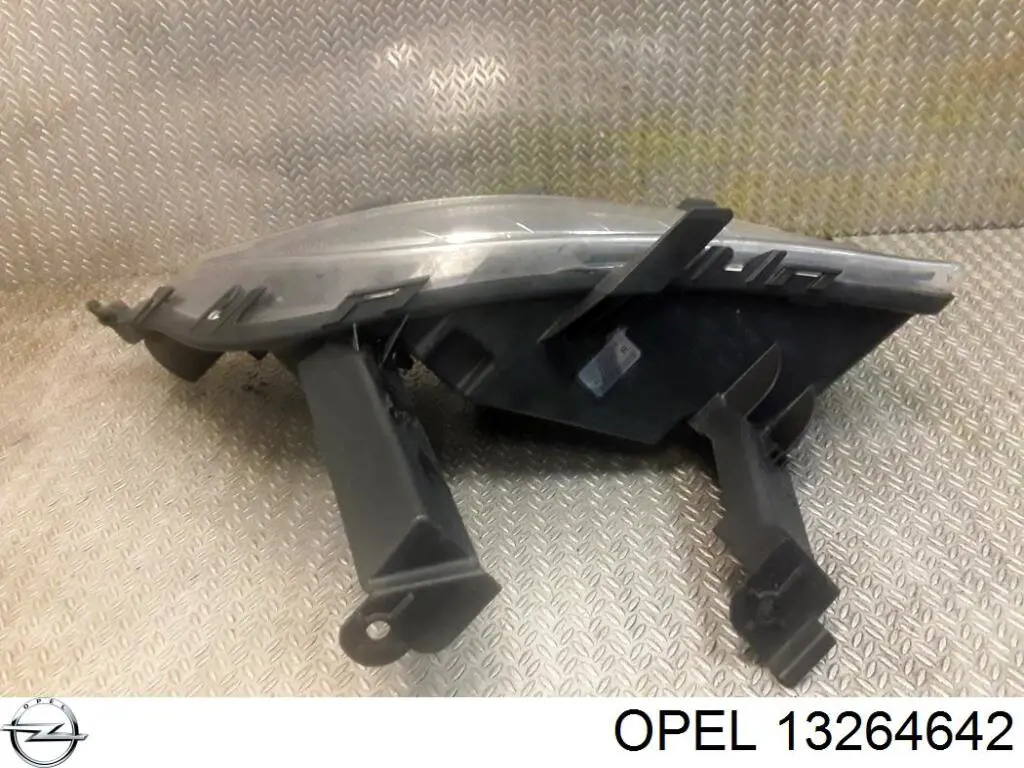 Поворотник правый 13264642 Opel