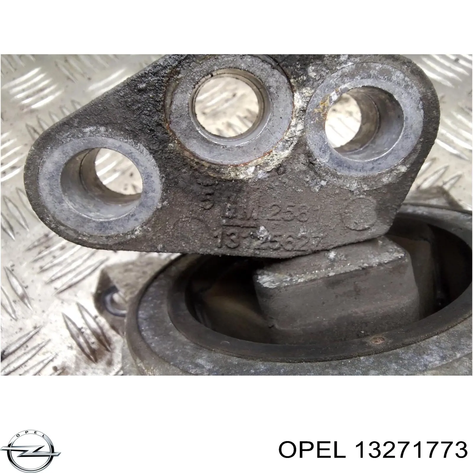 Правая подушка двигателя 13271773 Opel