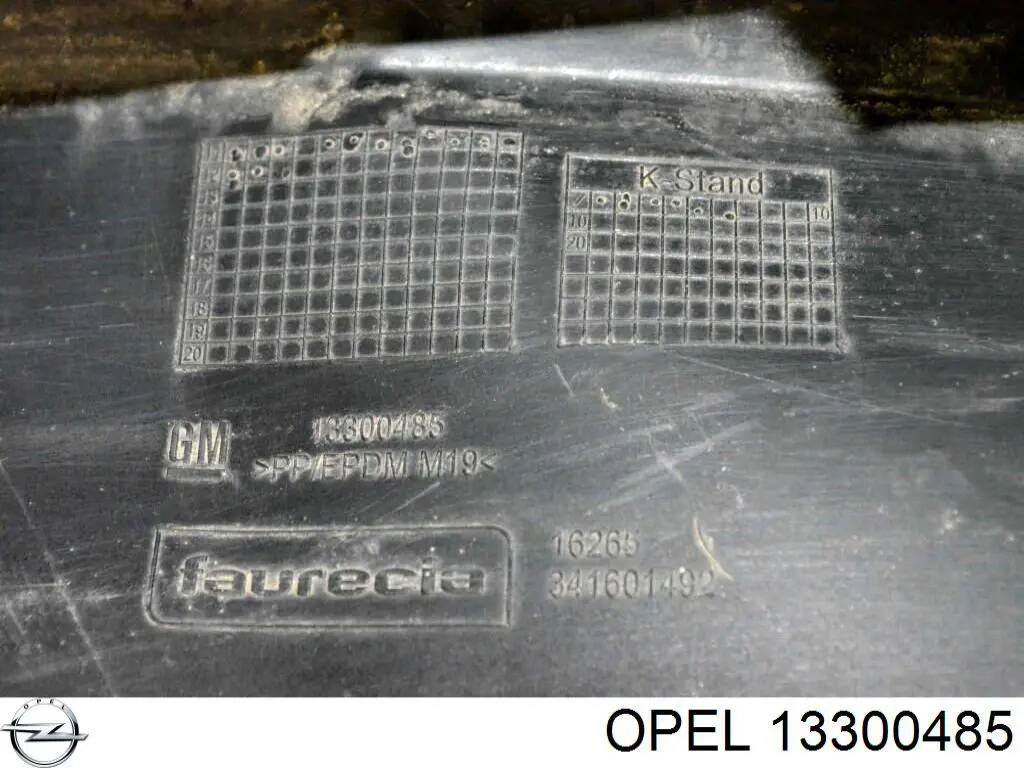 Передний бампер 13300485 Opel
