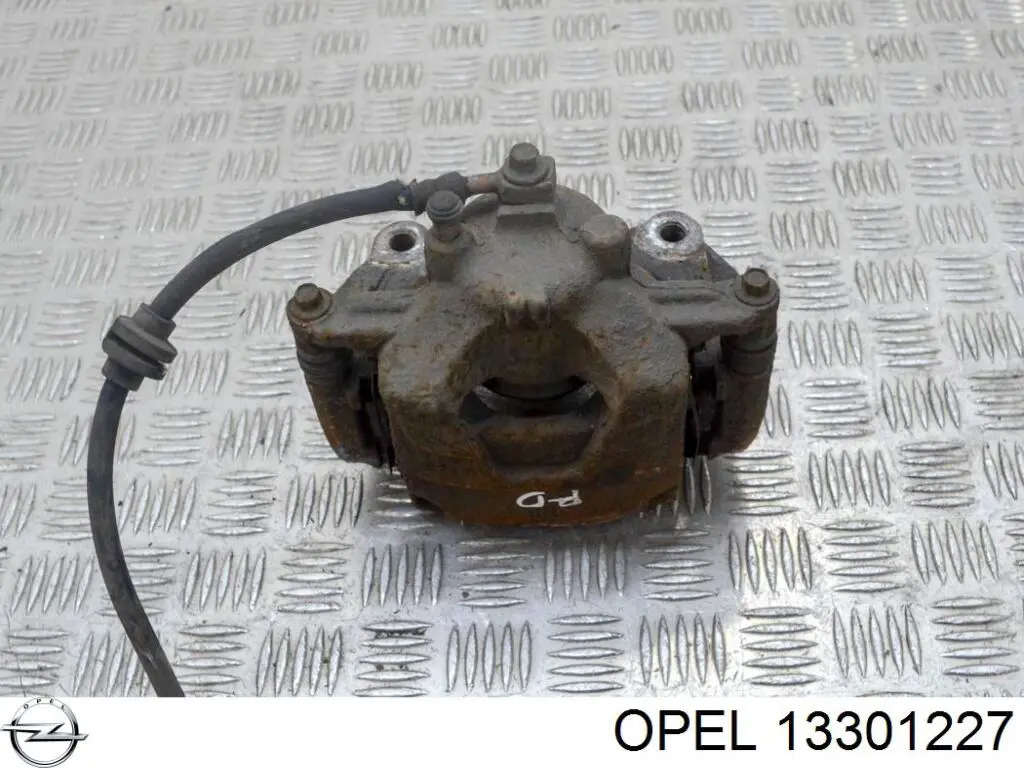 Суппорт тормозной передний правый 13301227 Opel