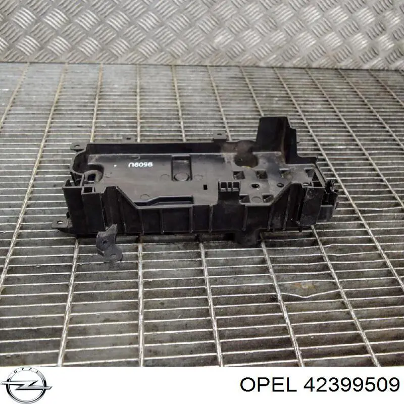 95433477 Opel Подставка аккумулятора
