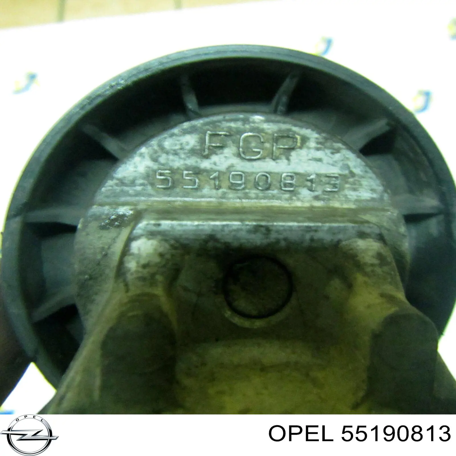 Натяжитель приводного ремня 55190813 Opel