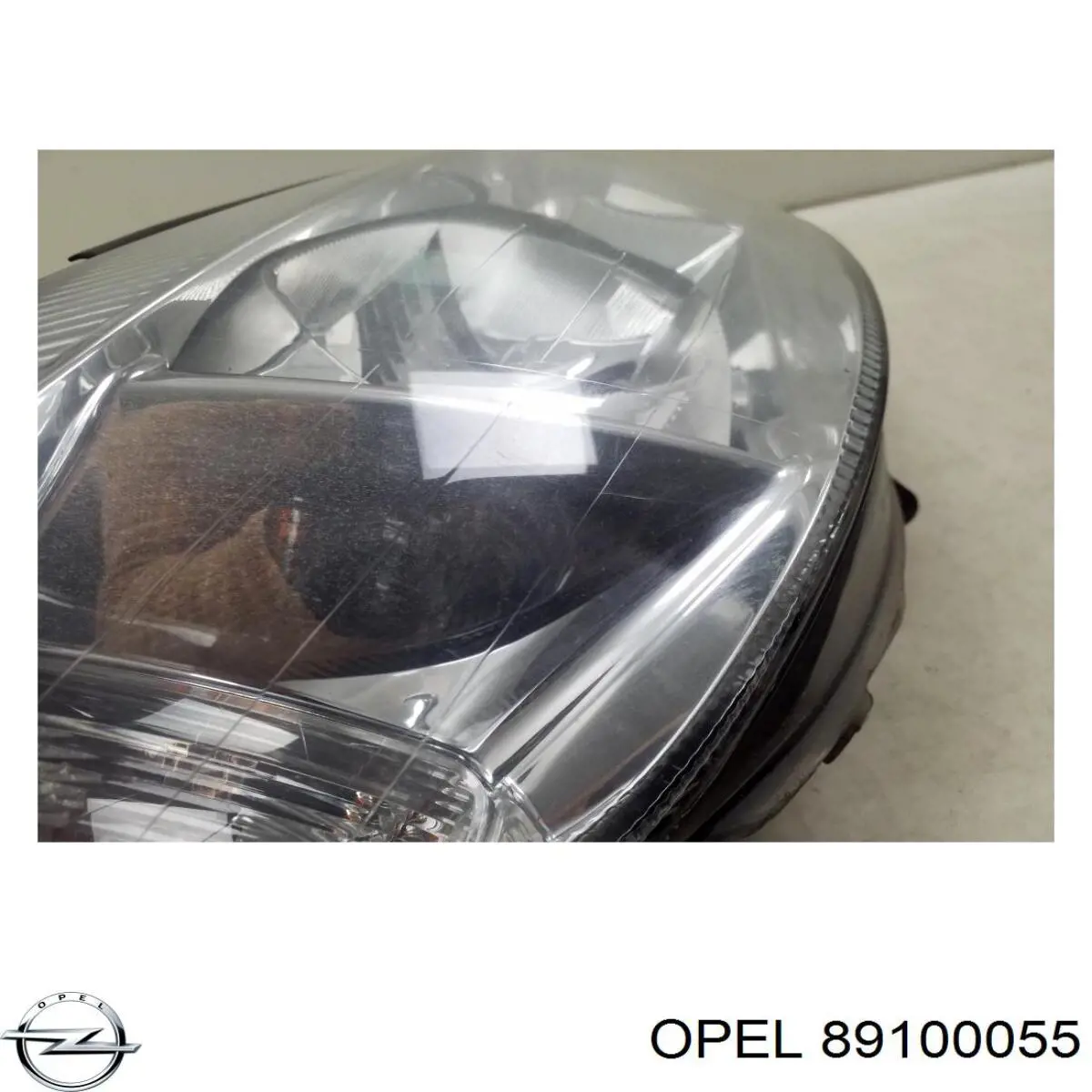 Правая фара 89100055 Opel