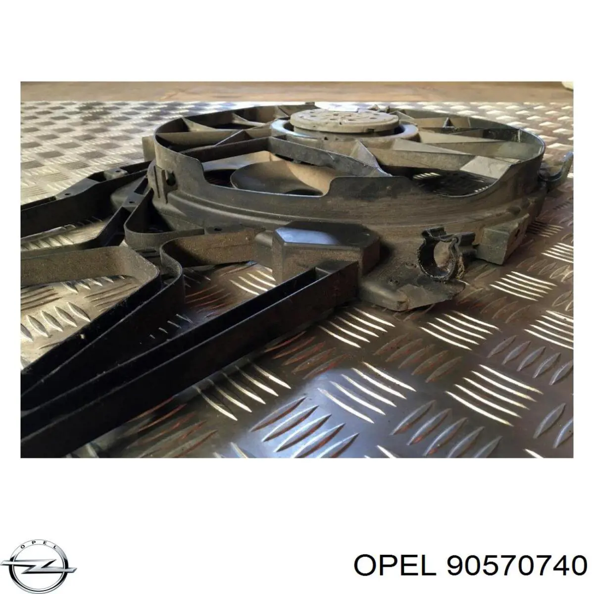 Диффузор вентилятора в сборе с мотором и крыльчаткой 90570740 Opel