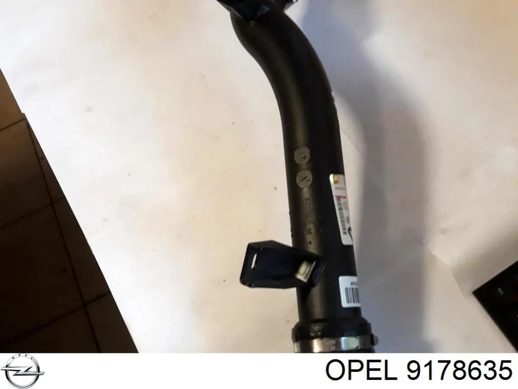 9178635 Opel шланг (патрубок интеркуллера левый)