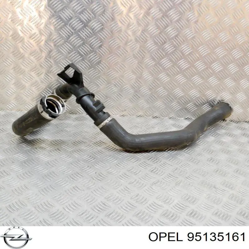 Патрубок интеркулера 95135161 Opel