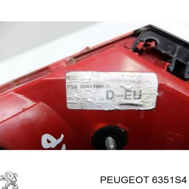 Фонарь задний правый внутренний 714025600801 Magneti Marelli