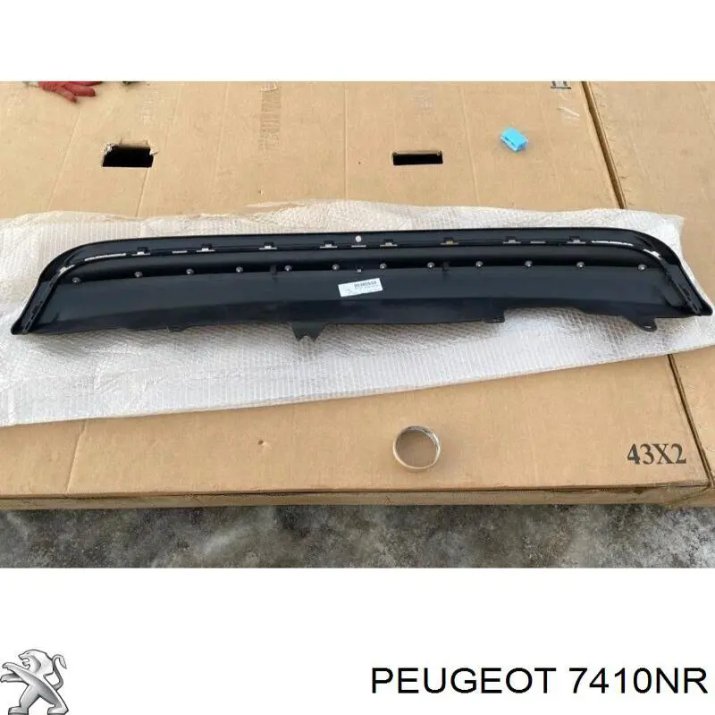 Moldura de parachoques trasero central 7410NR Peugeot/Citroen