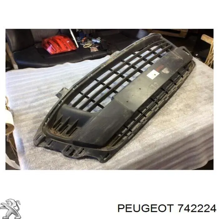 Решетка бампера переднего 742224 Peugeot/Citroen