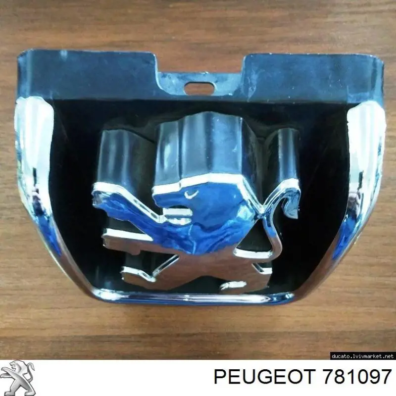 Эмблема решетки радиатора на Peugeot Partner 5F