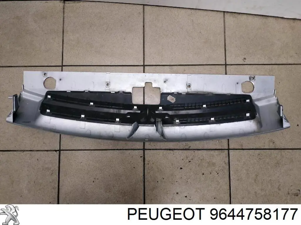 Решетка радиатора 9644758177 Peugeot/Citroen