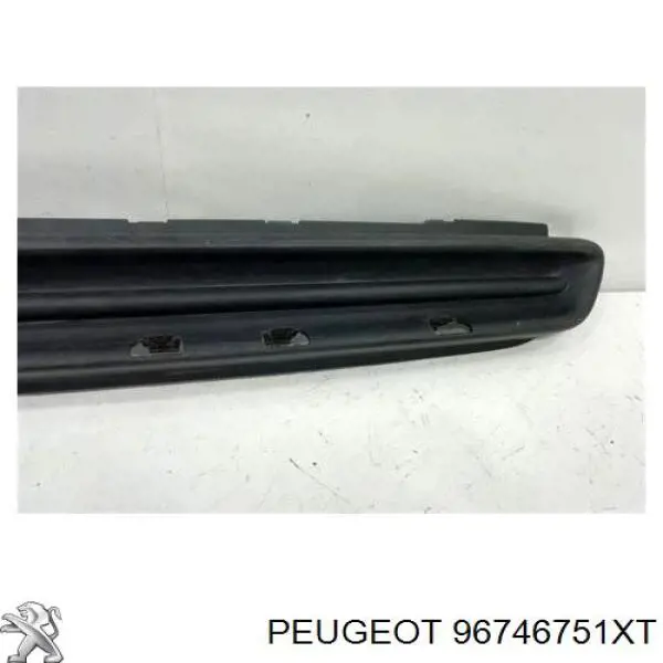 96746751XT Peugeot/Citroen решетка бампера переднего центральная