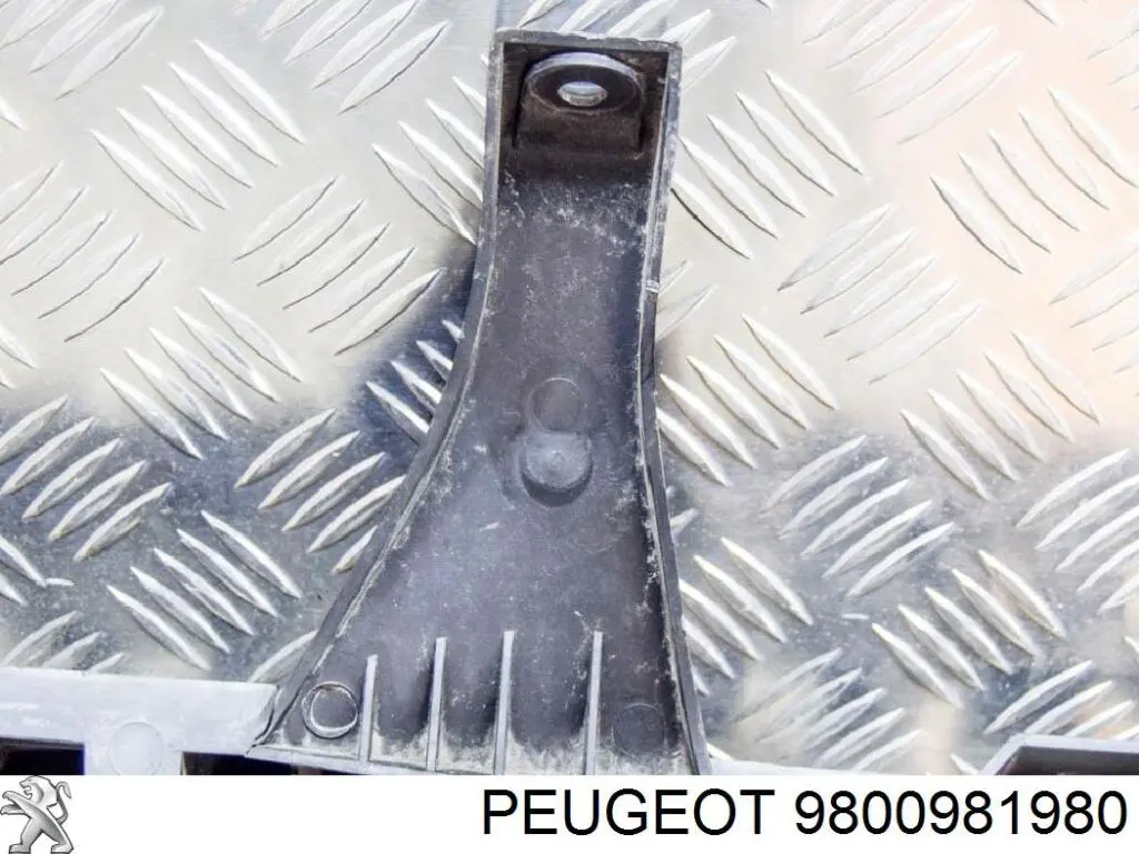 Кронштейн бампера заднего центральный 9800981980 Peugeot/Citroen