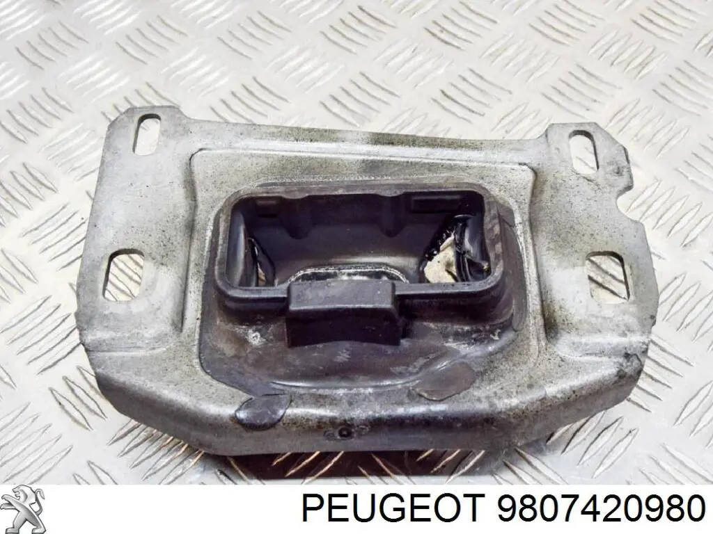 Подушка (опора) двигателя левая верхняя 9807420980 Peugeot/Citroen