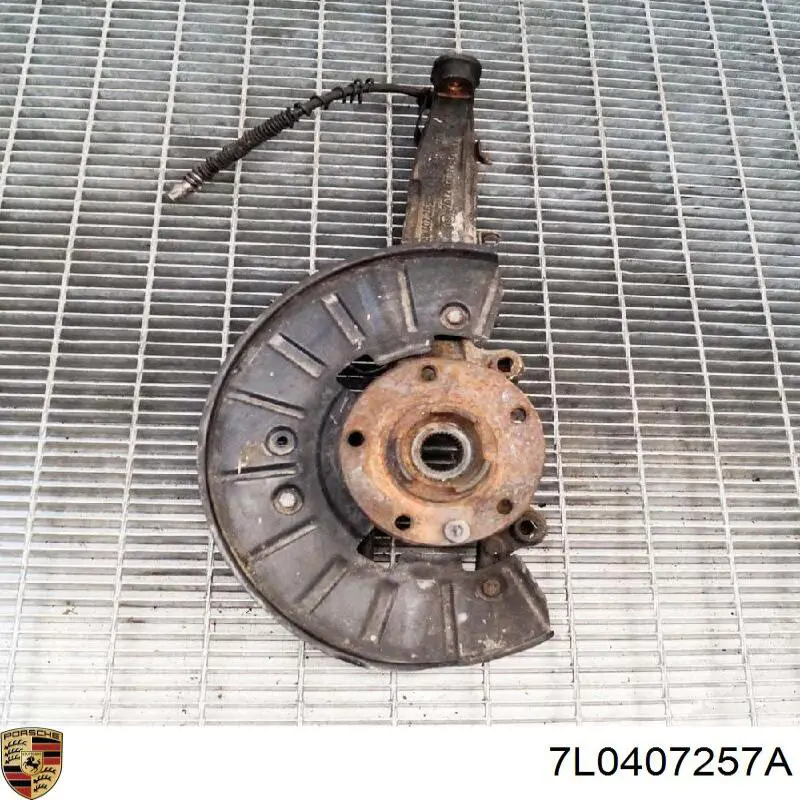 7L0407257A Porsche Цапфа - поворотный кулак передний, левый