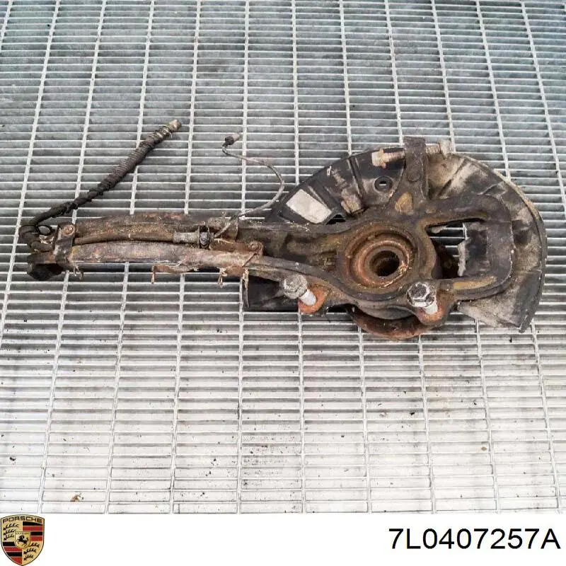 Купить 7L0407257A Porsche Цапфа поворотная левая