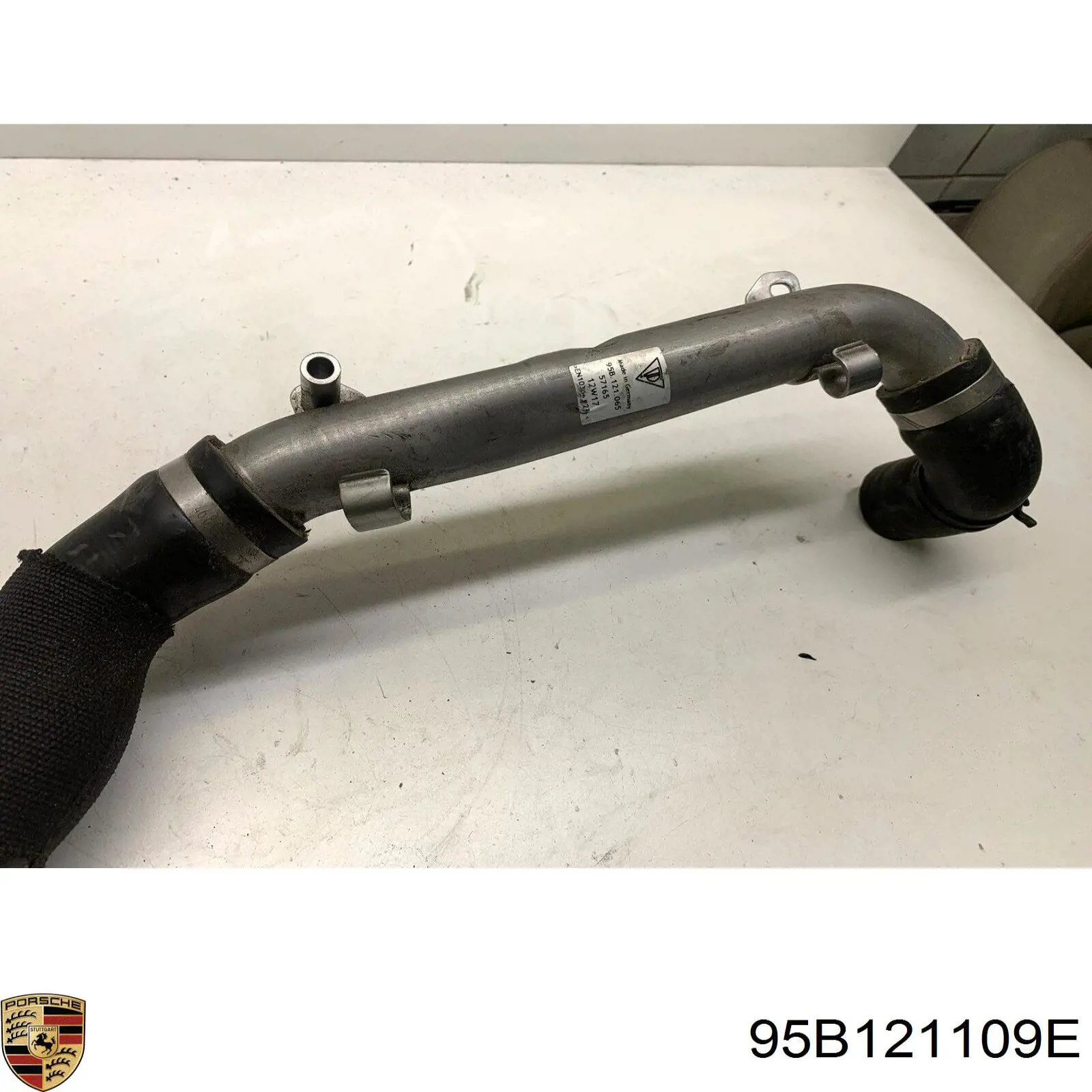 Нижний патрубок радиатора Porsche 95B121109E